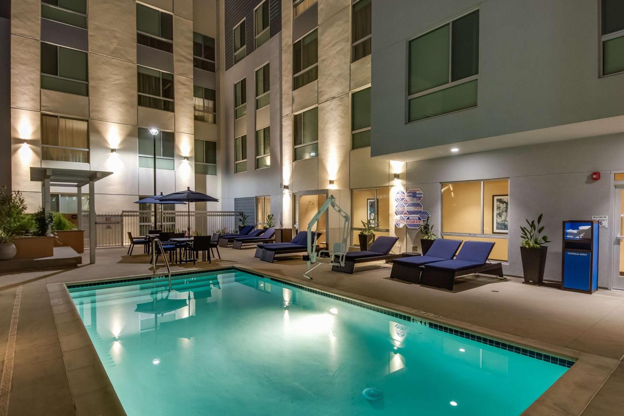 Hampton Inn & Suites Los Angeles - Glendale Bagian luar foto