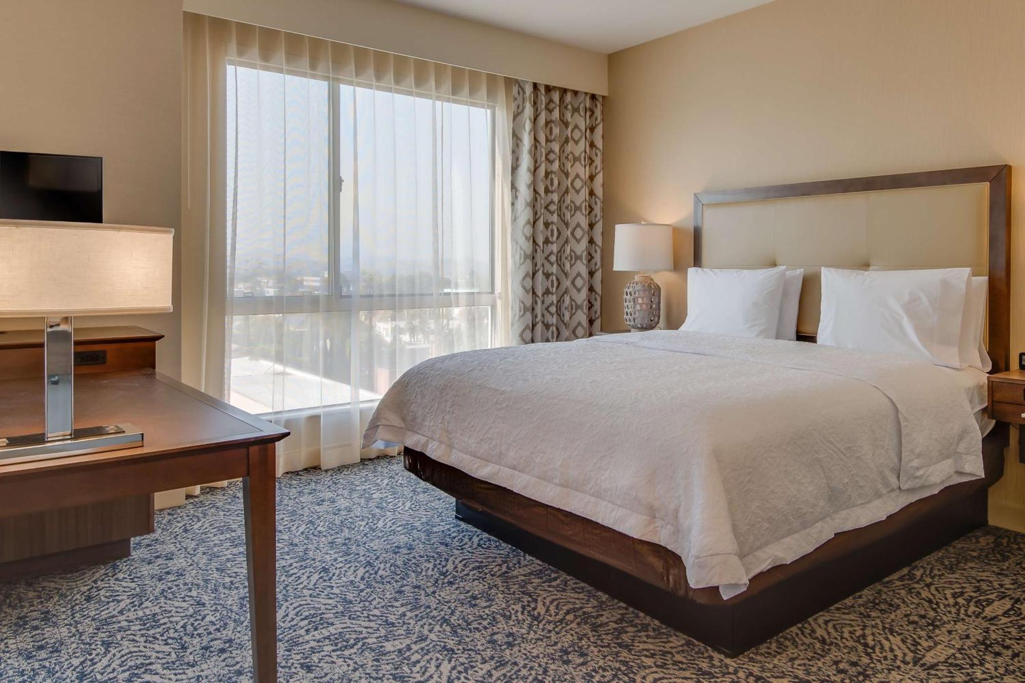 Hampton Inn & Suites Los Angeles - Glendale Bagian luar foto
