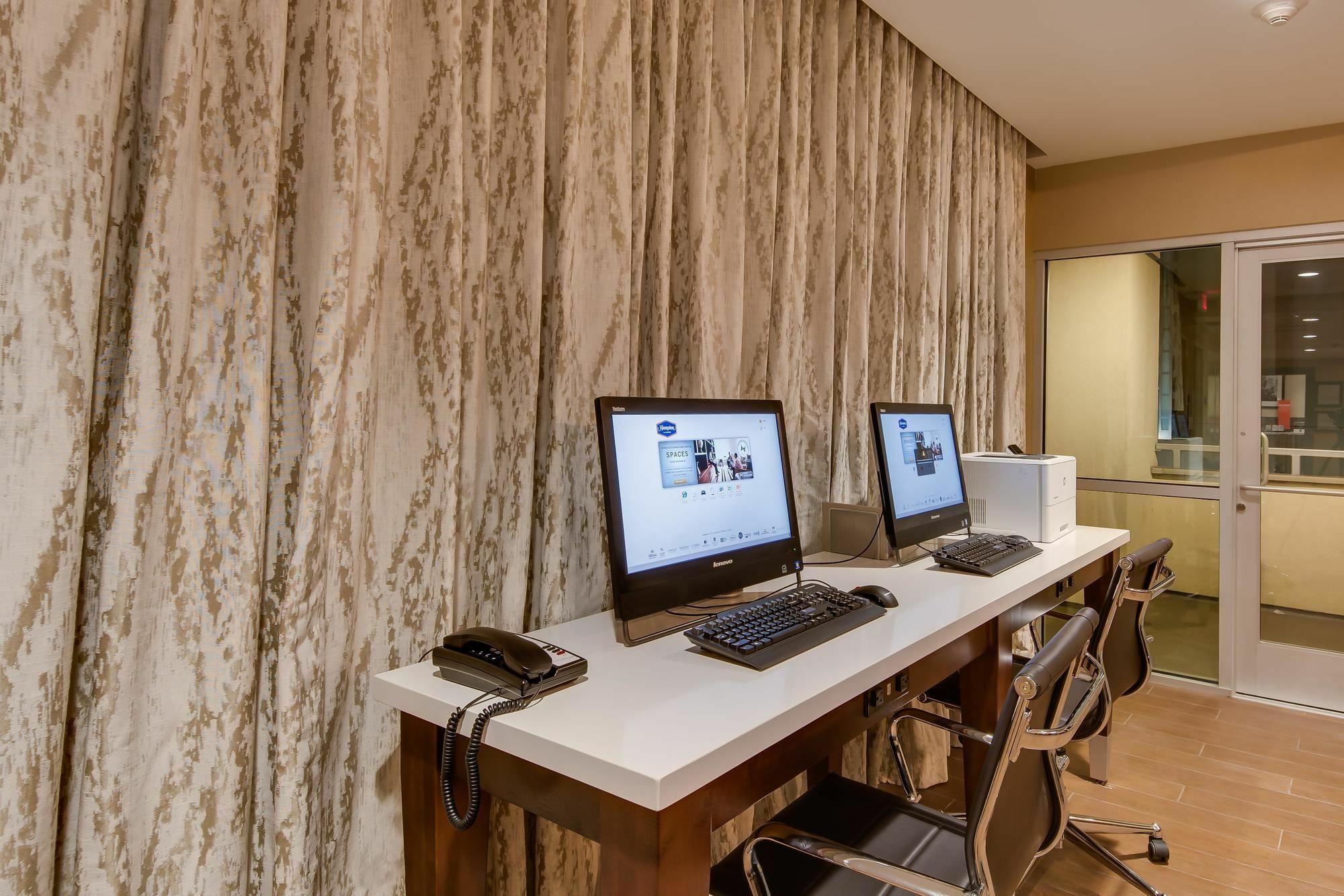 Hampton Inn & Suites Los Angeles - Glendale Bagian luar foto
