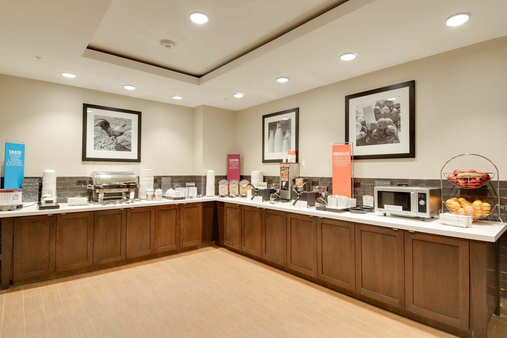 Hampton Inn & Suites Los Angeles - Glendale Bagian luar foto