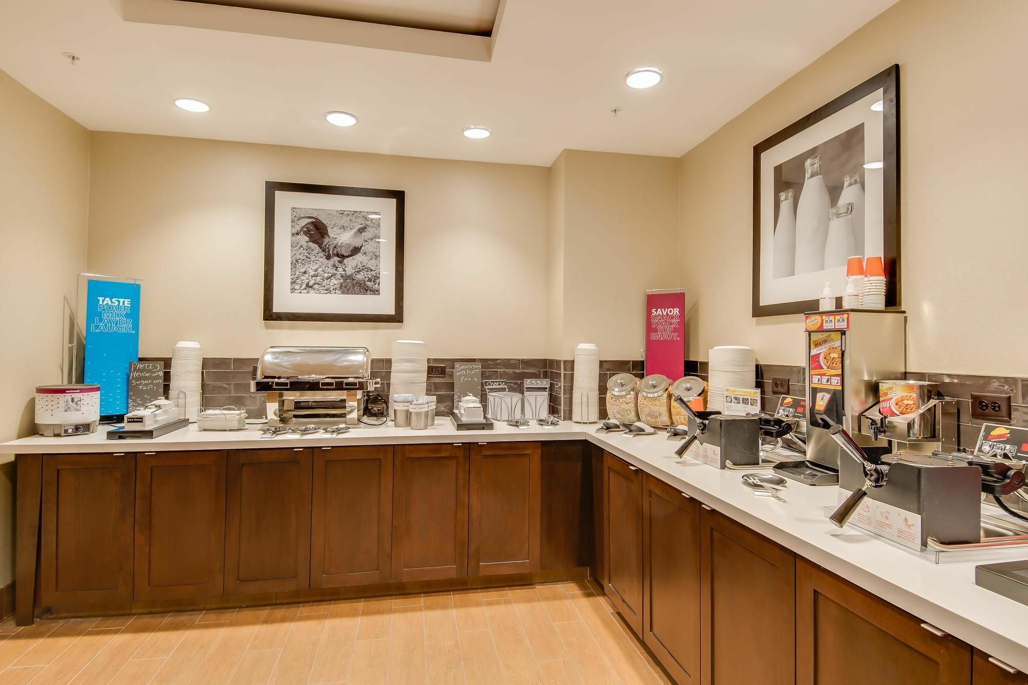 Hampton Inn & Suites Los Angeles - Glendale Bagian luar foto