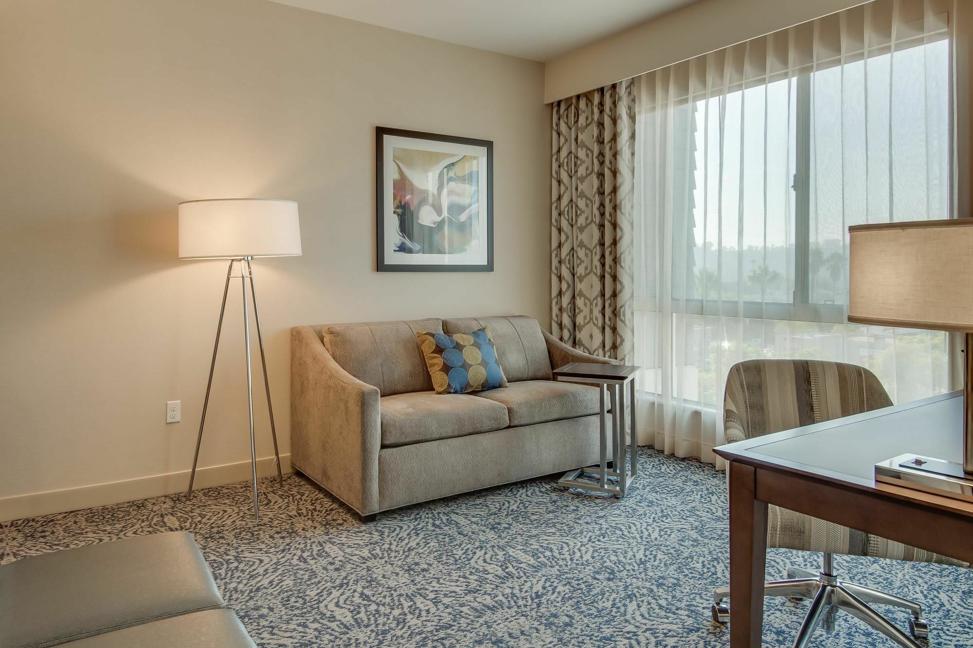 Hampton Inn & Suites Los Angeles - Glendale Bagian luar foto